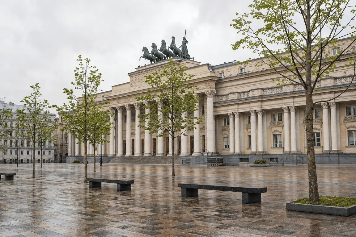 Breite klassizistische Palastfassade mit Säulenportikus und bronzener Quadriga auf dem Dach