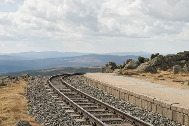 Schmalspurgleis und Bahnsteigkante auf dem Brockenplateau