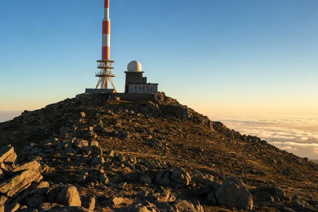 Sendemast und Kuppelbau auf dem Brockengipfel im Abendlicht